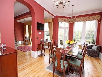 Host family London dining room