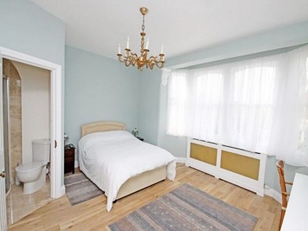 Host family London bedroom